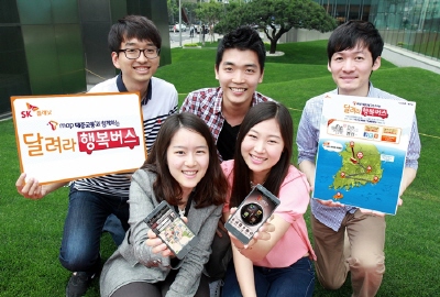 왼쪽 모델은 T맵 대중교통과 함께하는 달려라 행복버스라고 적힌 배너를 들고 있습니다. 오른쪽 모델은 지도를 들고 있고 나머지 모델은 핸드폰 앱 구동화면을 들고 있습니다.