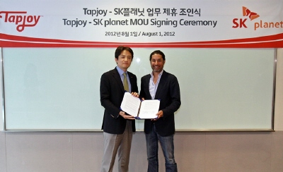 SK플래닛, 탭조이와 모바일광고 시장서 제휴 사진입니다. 현수막에는 탭조이-SK플래닛 업무 제휴 조인식이라고 적혀있습니다.