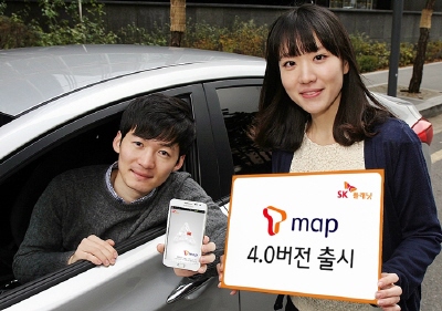 SK플래닛, T맵 홍보 사진입니다. 왼쪽 모델은 핸드폰을 들고 있고 오른쪽 모델은 T맵 4.0 출시라고 적힌 배너를 들고 있습니다.