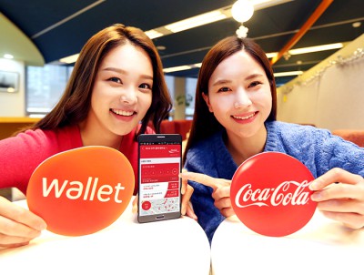 SK플래닛 시럽 월렛의 멤버십 기능이 강화되었다는 홍보 이미지가 삽입되어 있습니다. 왼쪽 모델은 시럽 월렛 앱 아이콘과 앱 구동화면을 들고 있고, 오른쪽 모델은 코카콜라 로고를 들고 있습니다.