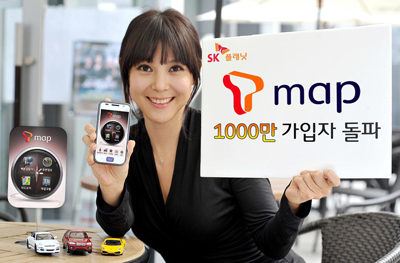 모델이 핸드폰 앱 구동 화면과 함께 SK플래닛 T맵, 1000만 가입자 돌파라고 적힌 배너를 들고 있습니다.