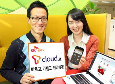 왼쪽 모델은 T클라우드로 빠르고,가볍고,편리하게라고 적힌 배너를 들고 있고 오른쪽 모델은 앱 구동화면을 보여주고 있습니다.