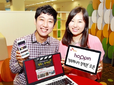 오른쪽 모델은 SK플래닛 ‘호핀(hoppin)’,『영화매니아 정액관』개설이라고 적힌 배너를 들고 있으며 왼쪽 모델은 PC와 핸드폰으로 앱 구동화면을 보여주고 있습니다.