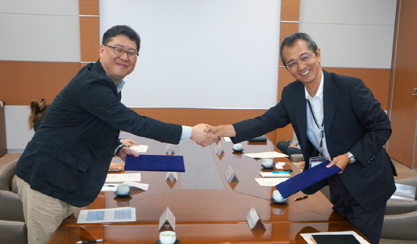 SK플래닛, 일 KDDI와 NFC 오픈플랫폼 사업제휴 기념사진이 삽입되어 있습니다.