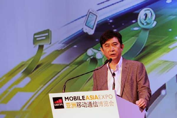 SK플래닛 서진우 사장이 ‘모바일 아시아 엑스포 2013’에서 기조연설을 하고 있는 사진입니다.