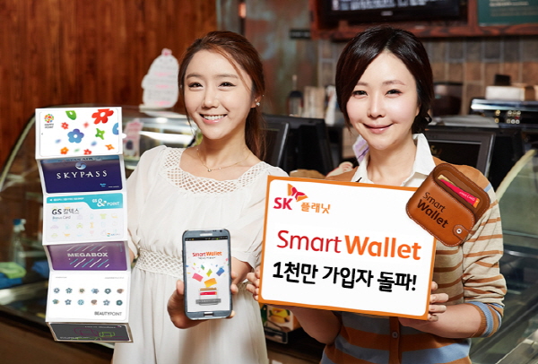 SK플래닛 스마트월렛, 출시 3년 만에 1천만 가입자 돌파 홍보사진입니다. 왼쪽 모델이 앱 구동화면을 들고 있고 오른쪽 모델은 스마트 월렛 1천만 가입자 돌파라고 적힌 배너를 들고 있습니다.