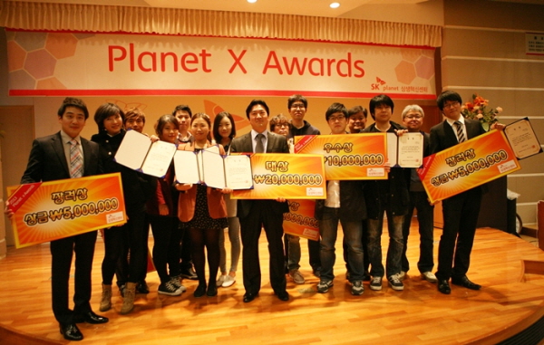 SK플래닛, 동반성장 오픈플랫폼 ‘플래닛엑스’ 공모전 수상자들의 단체 사진입니다. 